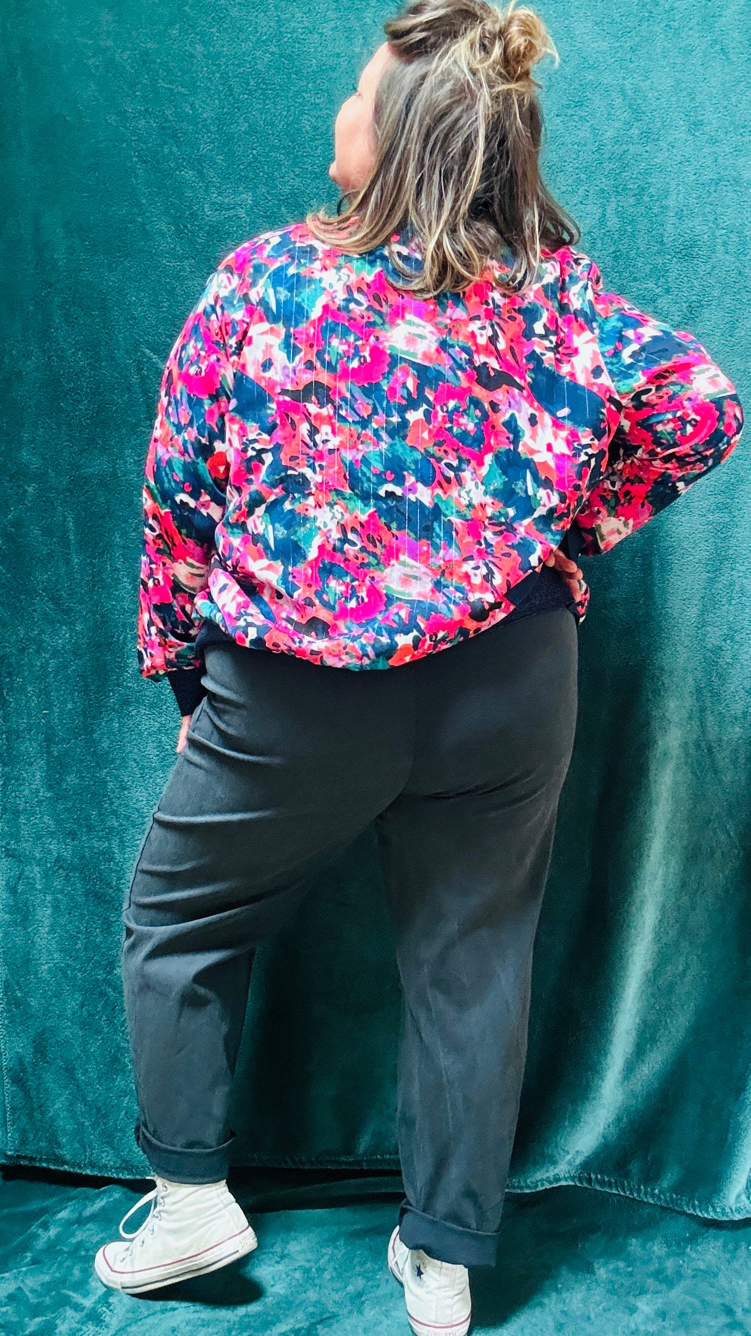 Cette veste bomber grande taille colorée est l’atout idéal pour celles qui cherchent à exprimer leur personnalité tout en restant élégantes et confortables au quotidien.
