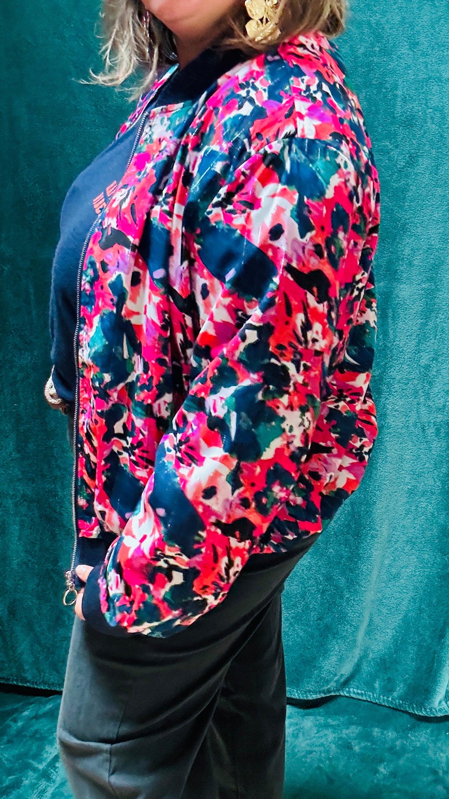 Cette veste bomber grande taille colorée est l’atout idéal pour celles qui cherchent à exprimer leur personnalité tout en restant élégantes et confortables au quotidien.