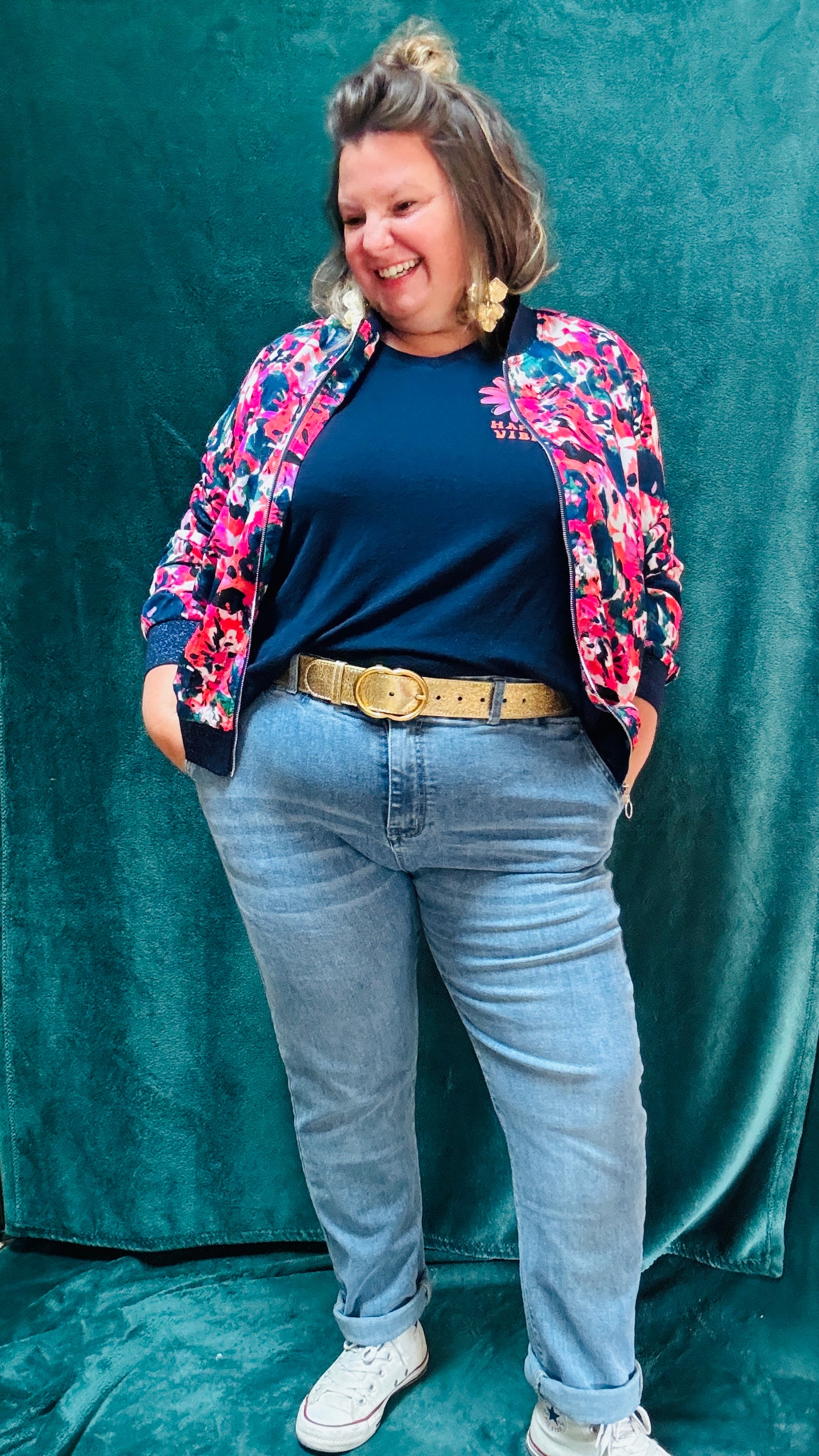 Cette veste bomber grande taille colorée est l’atout idéal pour celles qui cherchent à exprimer leur personnalité tout en restant élégantes et confortables au quotidien.
