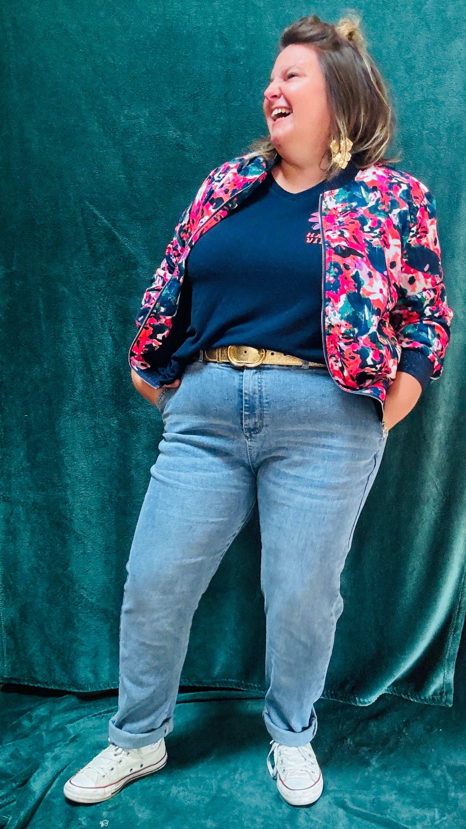 Cette veste bomber grande taille colorée est l’atout idéal pour celles qui cherchent à exprimer leur personnalité tout en restant élégantes et confortables au quotidien.
