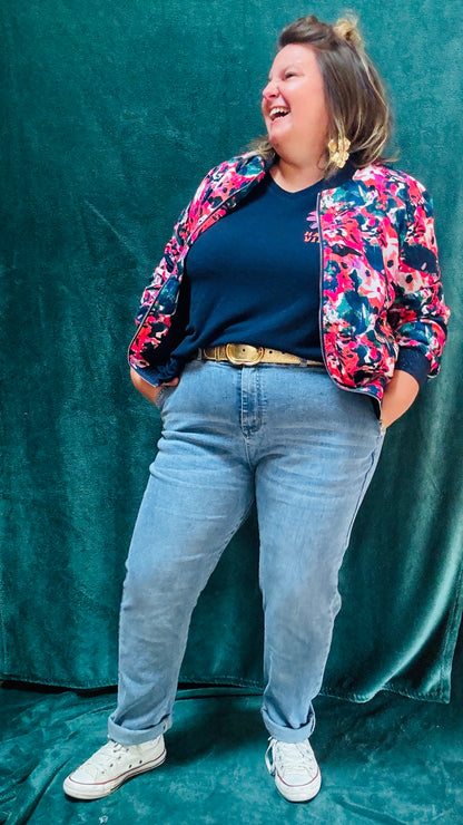 Cette veste bomber grande taille colorée est l’atout idéal pour celles qui cherchent à exprimer leur personnalité tout en restant élégantes et confortables au quotidien.