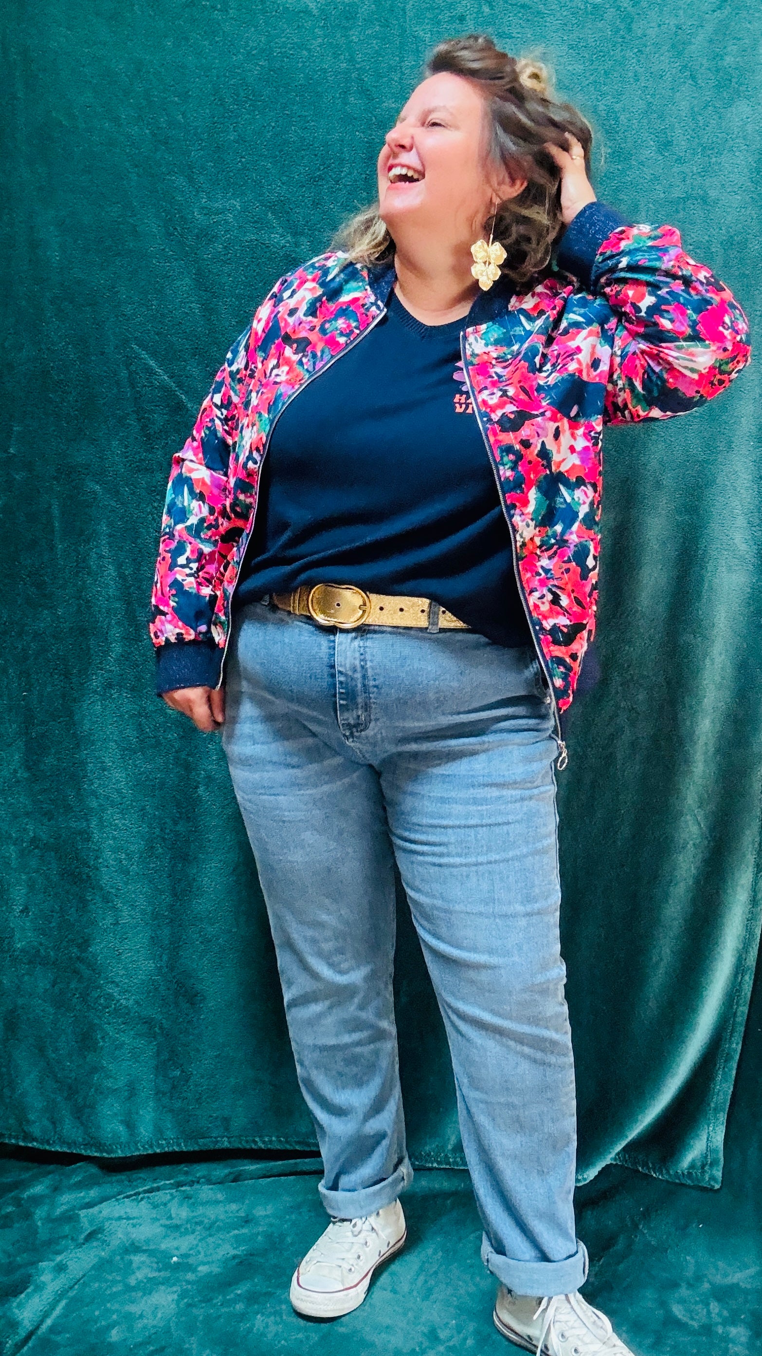 Cette veste bomber grande taille colorée est l’atout idéal pour celles qui cherchent à exprimer leur personnalité tout en restant élégantes et confortables au quotidien.