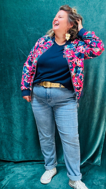 Cette veste bomber grande taille colorée est l’atout idéal pour celles qui cherchent à exprimer leur personnalité tout en restant élégantes et confortables au quotidien.