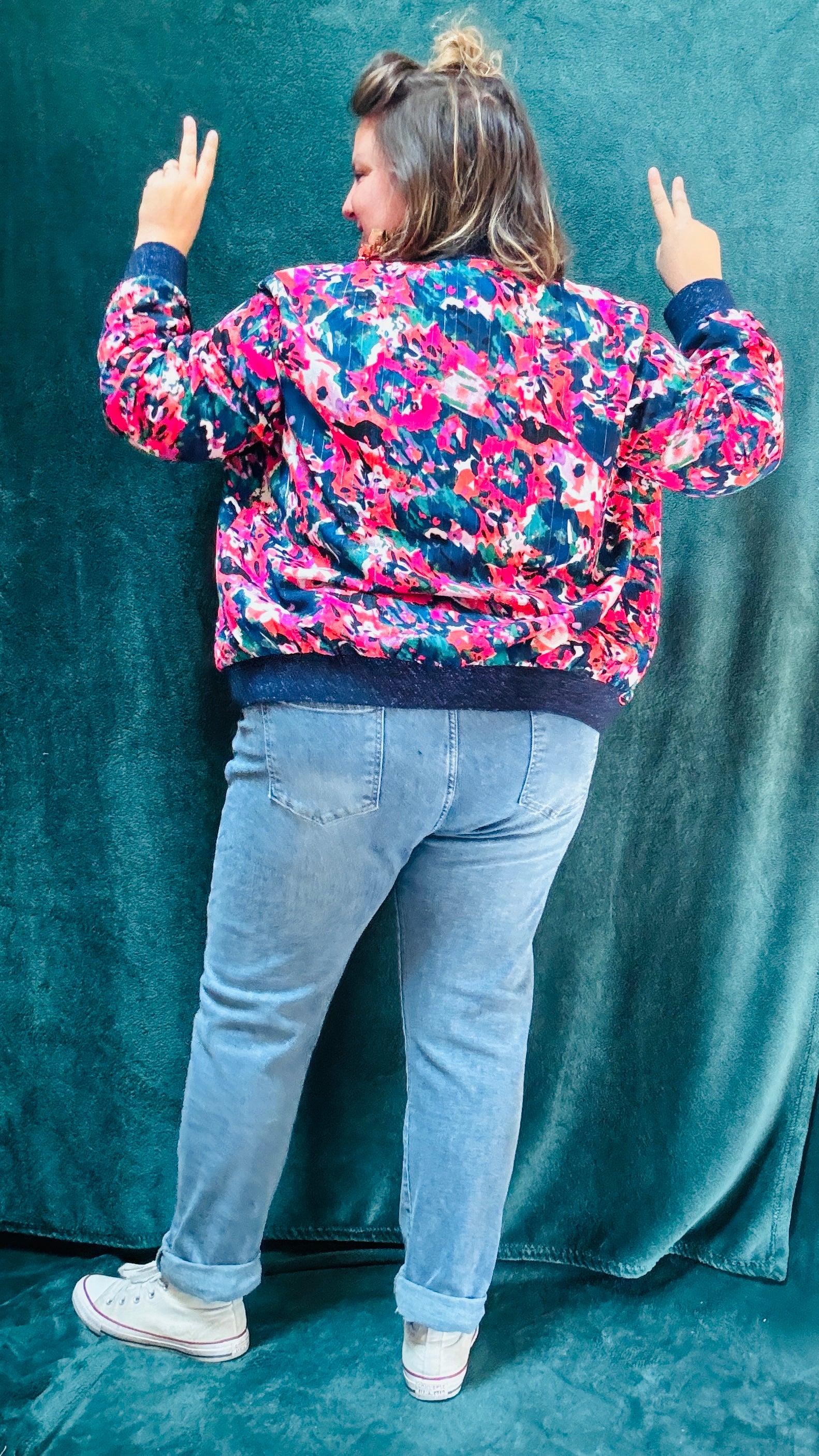 Cette veste bomber grande taille colorée est l’atout idéal pour celles qui cherchent à exprimer leur personnalité tout en restant élégantes et confortables au quotidien.