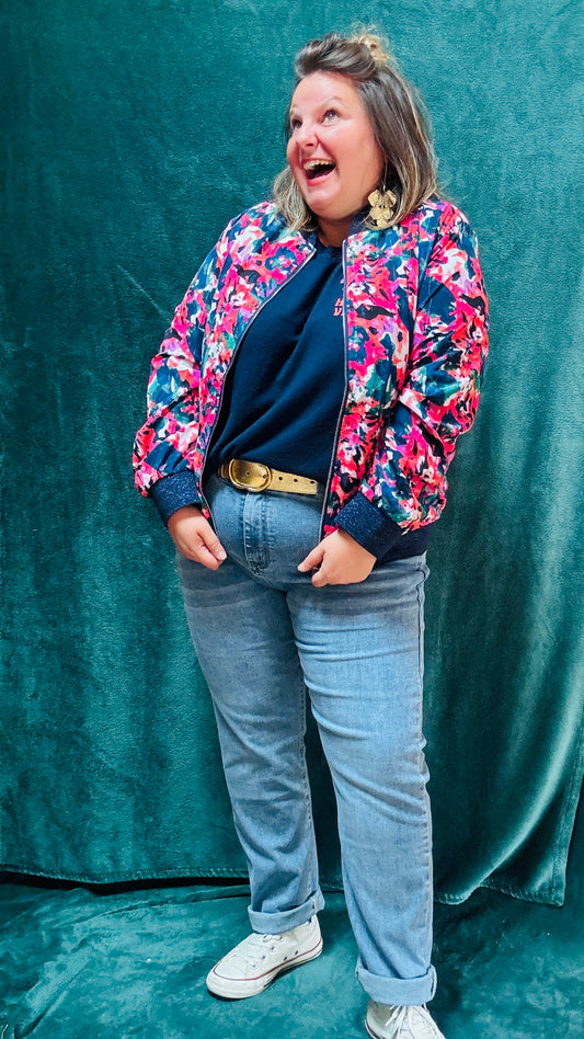 Cette veste bomber grande taille colorée est l’atout idéal pour celles qui cherchent à exprimer leur personnalité tout en restant élégantes et confortables au quotidien.