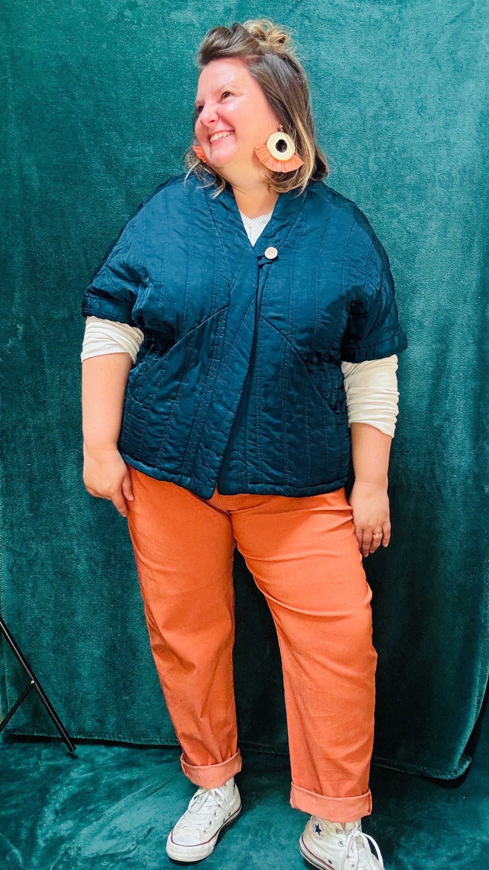 Cette veste matelassée bleu canard grande taille est idéale pour les femmes qui cherchent à allier confort, modernité et élégance au quotidien ou lors d'occasions spéciales.