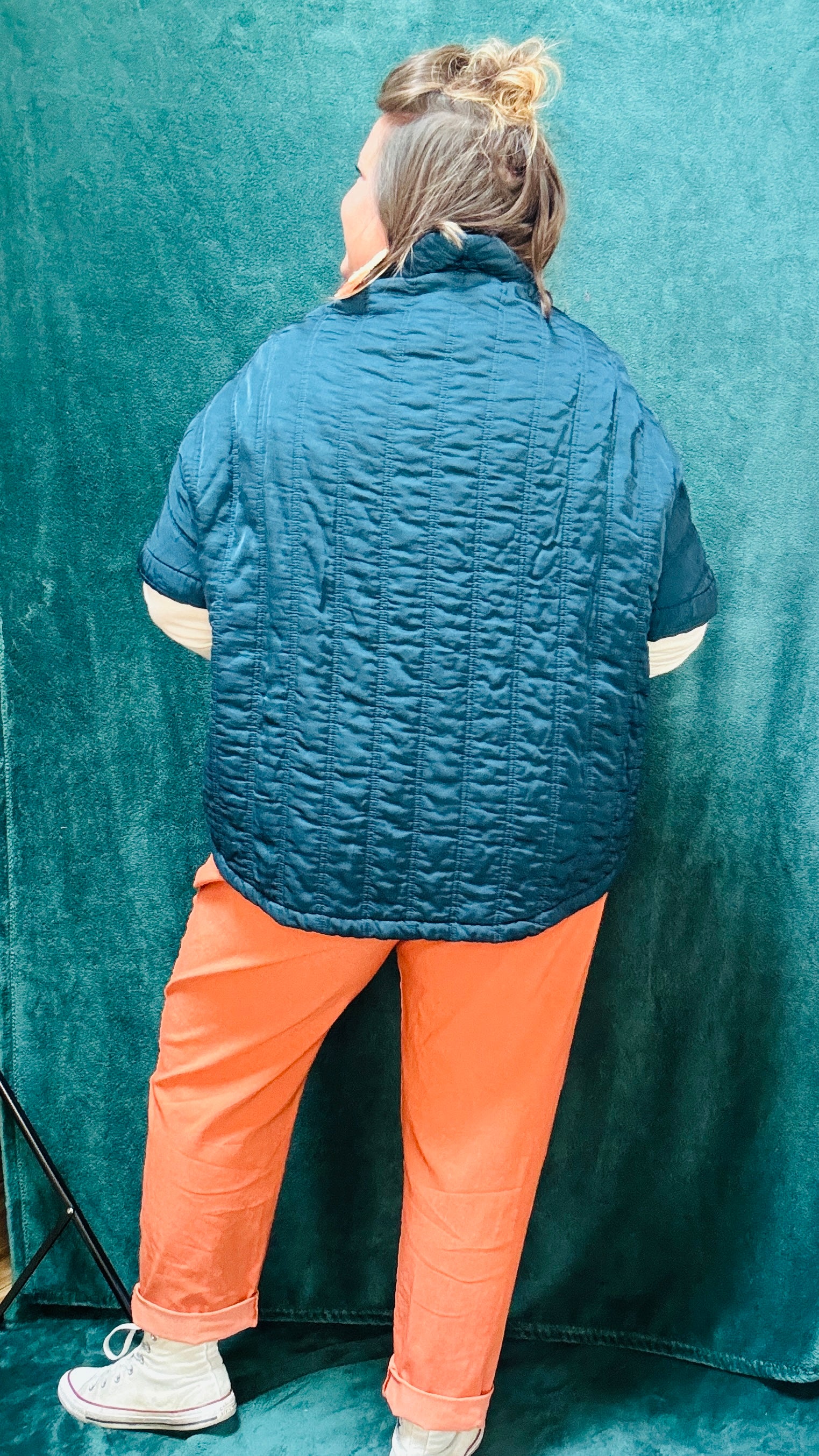 Cette veste matelassée bleu canard grande taille est idéale pour les femmes qui cherchent à allier confort, modernité et élégance au quotidien ou lors d'occasions spéciales.