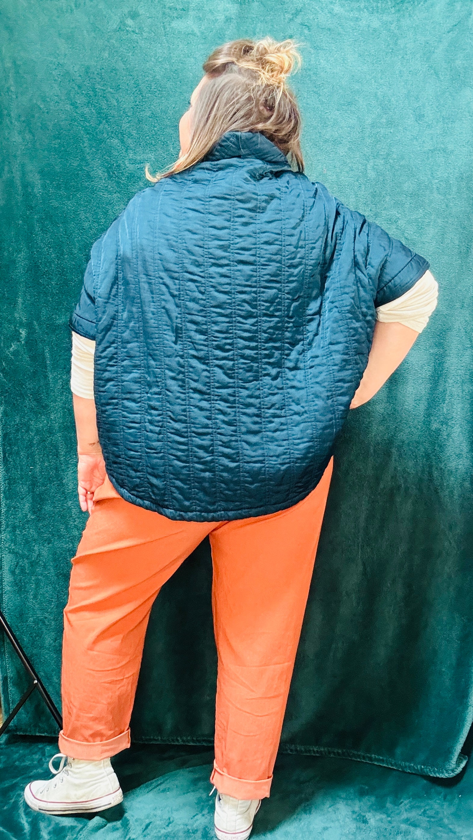 Cette veste matelassée bleu canard grande taille est idéale pour les femmes qui cherchent à allier confort, modernité et élégance au quotidien ou lors d'occasions spéciales.