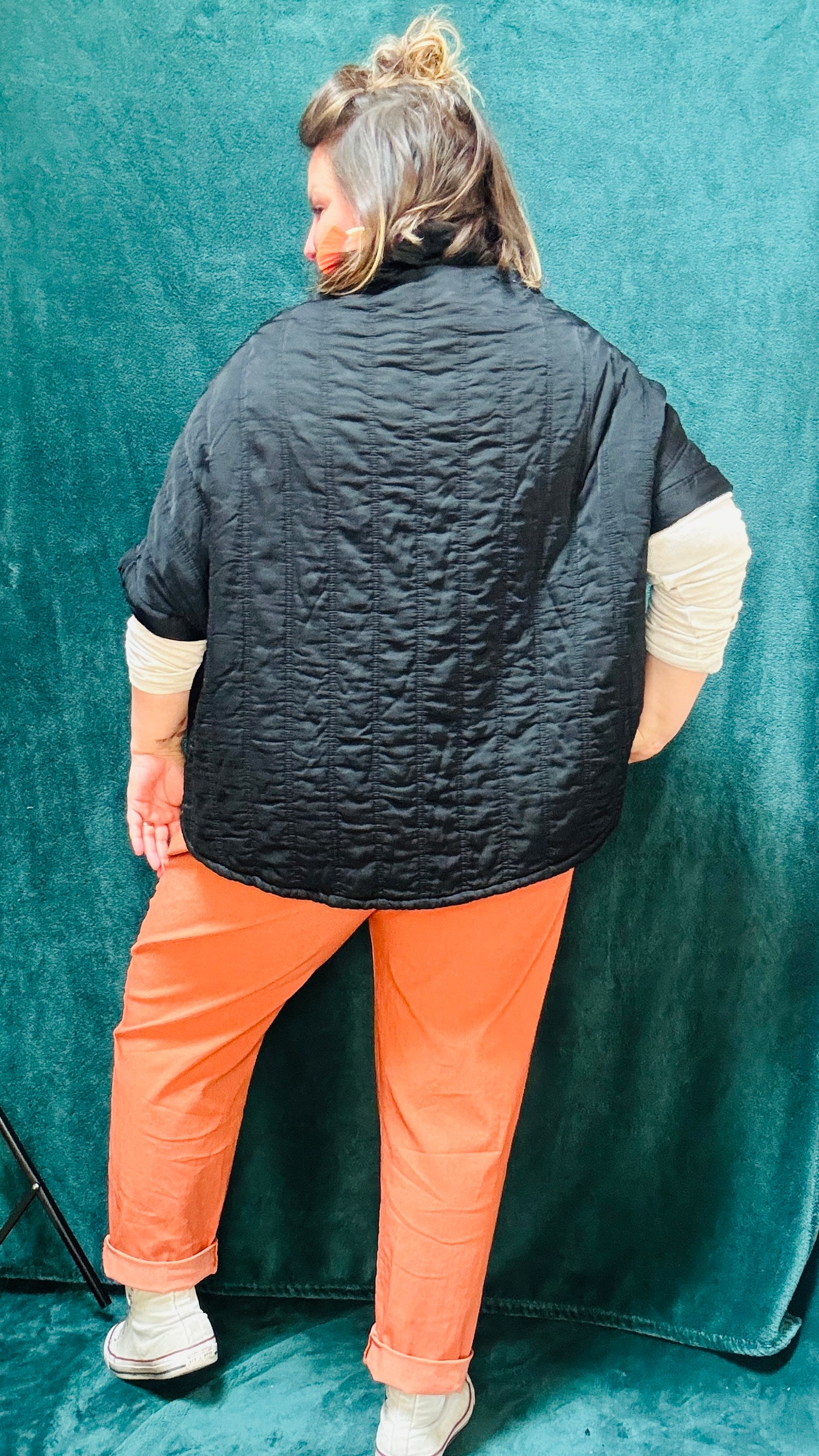 Cette veste matelassée noire grande taille est idéale pour les femmes qui cherchent à allier confort, modernité et élégance au quotidien ou lors d'occasions spéciales.