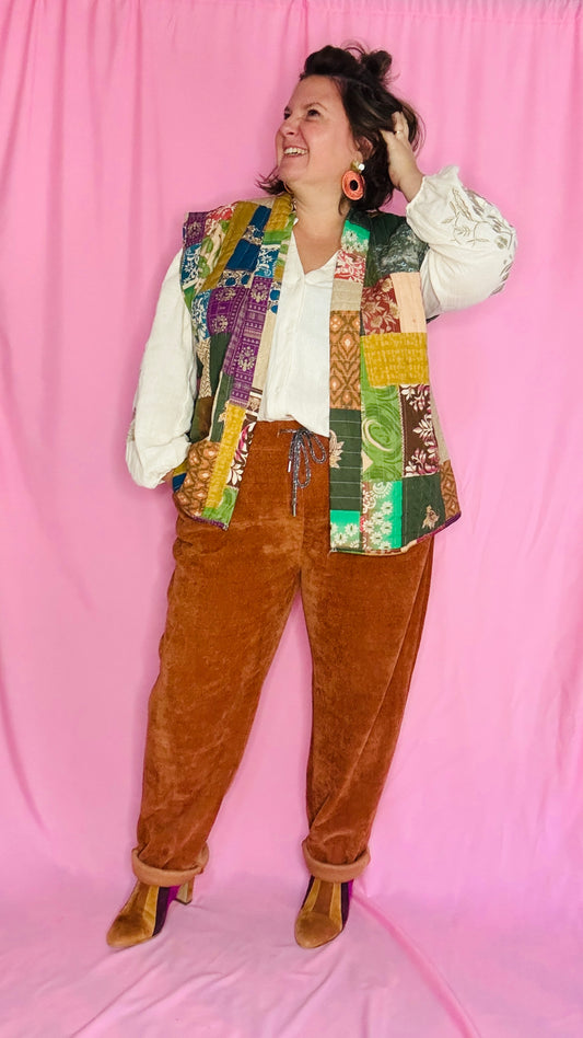 Affirme ton style avec cette veste sans manche grande taille aux motifs patchwork colorés et kaki. Taille unique 42-54, parfaite pour un look arty, créatif et ultra confortable.