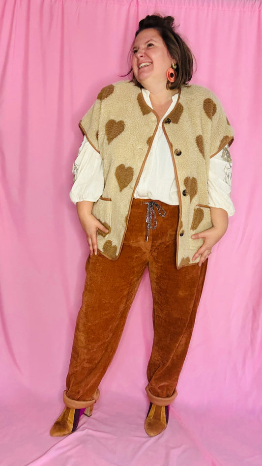 La veste sans manche arty moumoute motifs coeurs qui allie chaleur, confort et personnalité pour des looks qui ne passent pas inaperçus !